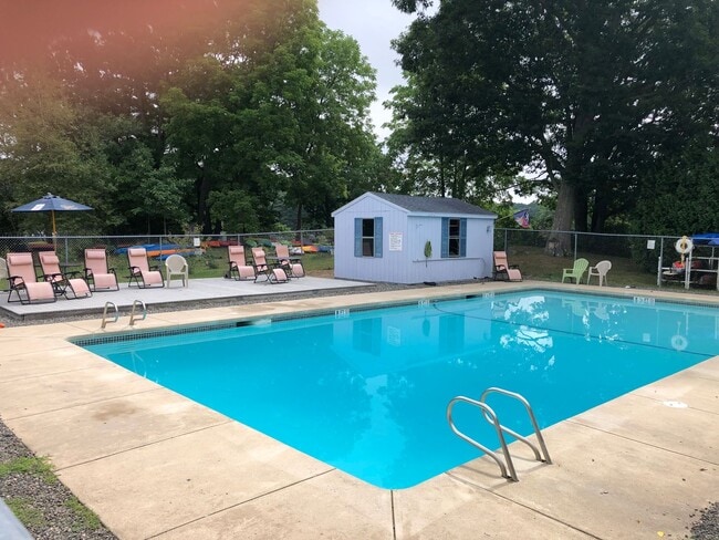 Building Photo - Beautiful 4- Bedroom Condo in Portsmouth, NH!