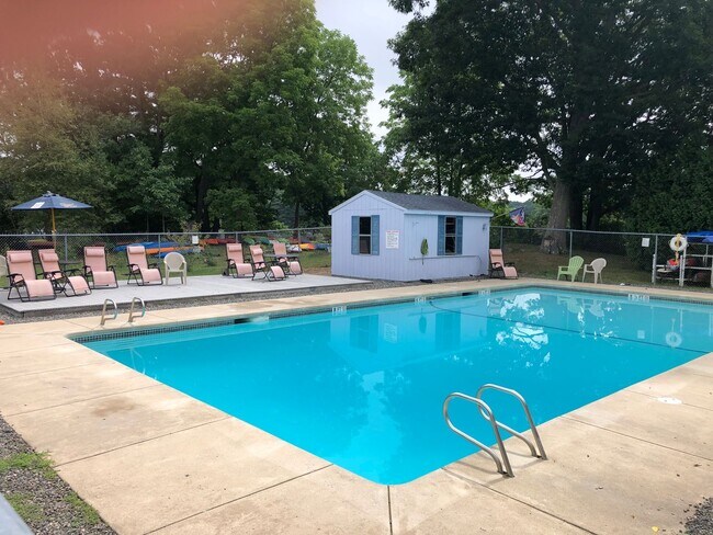 Building Photo - Beautiful 4 Bed/2.5 Bath Condo Available Now in Portsmouth NH |