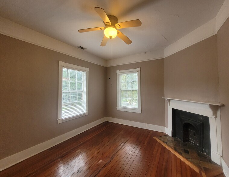 Front Bedroom - Original hardwood floors, Levolor blinds, decorative fireplace, & ceiling fan with l - 1217 Java Pl