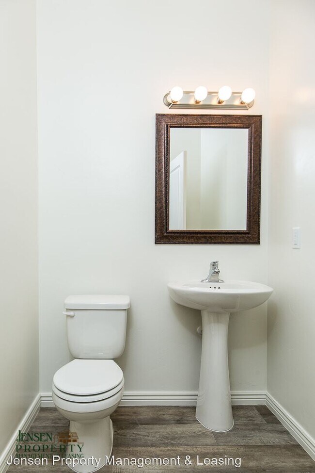 Building Photo - 6 br, 3.5 bath House - 3262 East Livia Drive