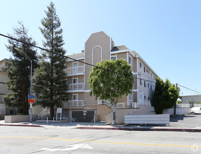 Primary Photo - 4217 Inglewood Blvd