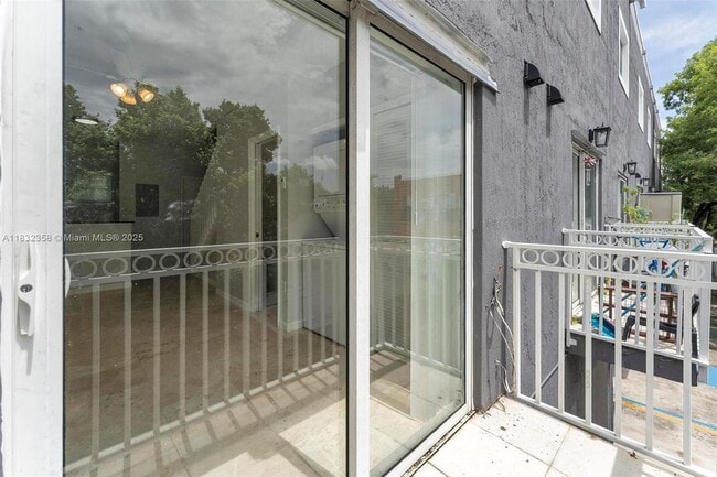 Building Photo - 1421 SW 3rd St