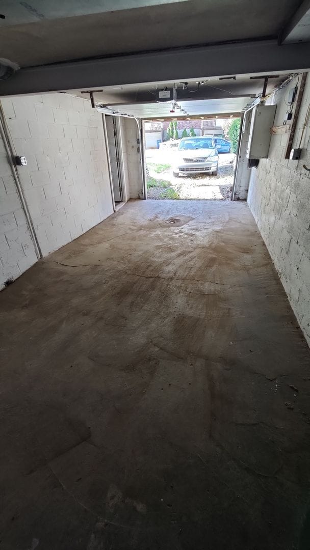 Building Photo - *Recently Updated & Spacious 3BD/1BA Duplex Unit Available for Rent in Castle Shannon*