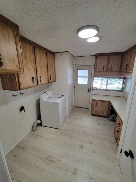 Laundry room and office - 18 Tahquitz Ct