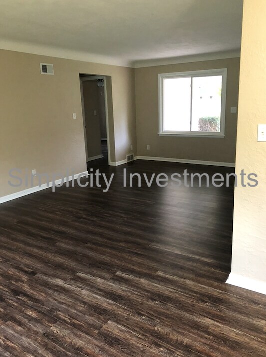 Building Photo - 707 25th St SE