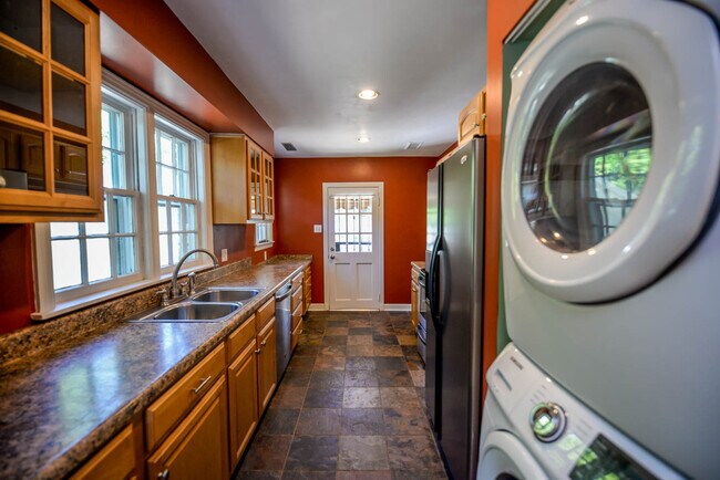 Building Photo - 3590 Shirlwood Ave