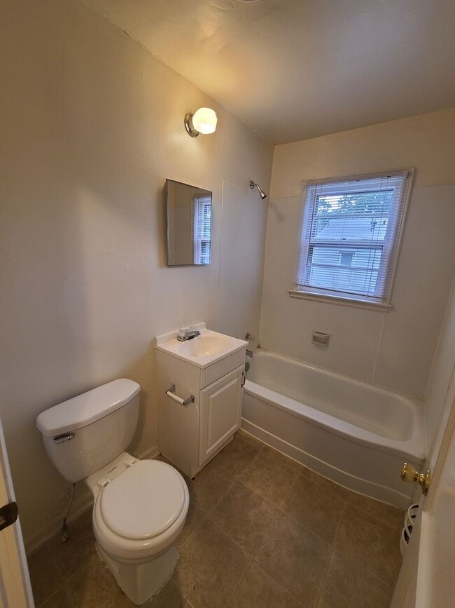 Building Photo - 2 Bedroom Single Family Home Pet Friendly