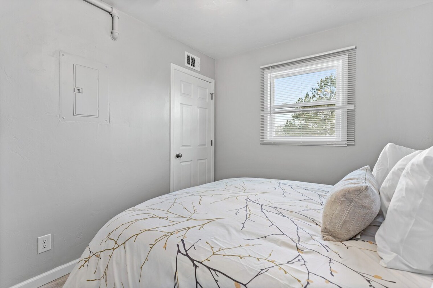 Building Photo - 826 W Browning St