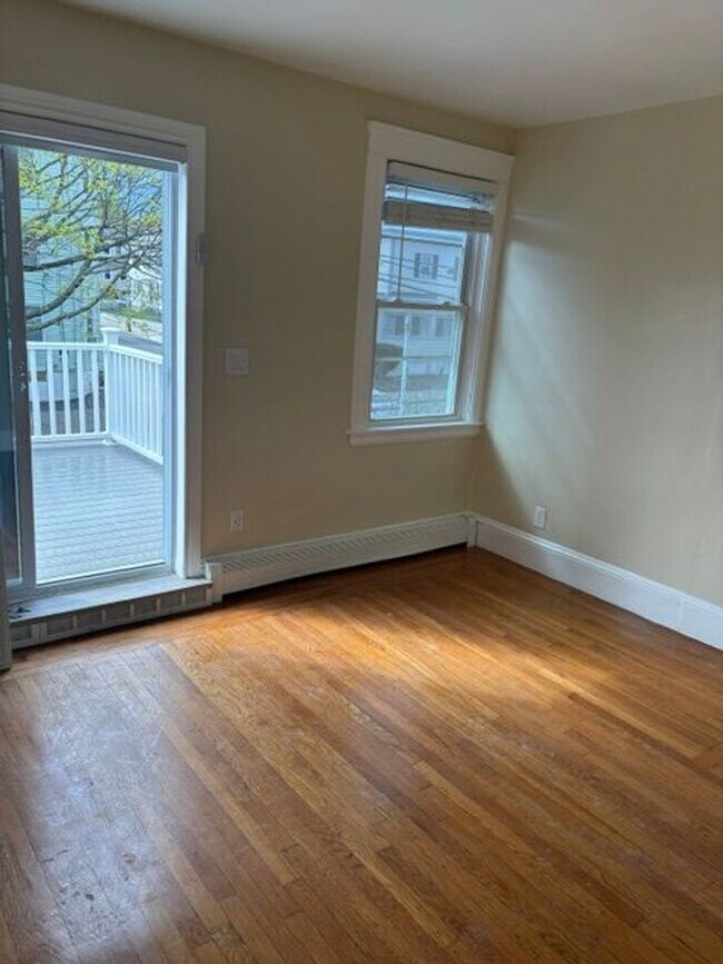 Building Photo - 121 Ledge St