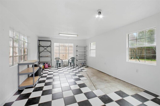 Building Photo - 10700 Beinhorn Rd