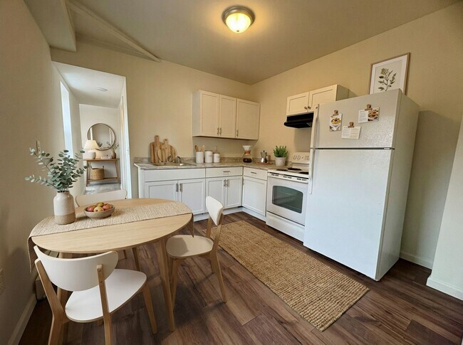 Building Photo - 133 W Maple St