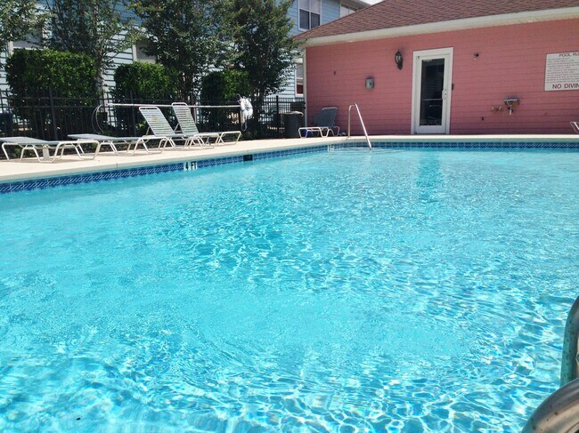 Building Photo - Kensington North #1608 - Pet Friendly!