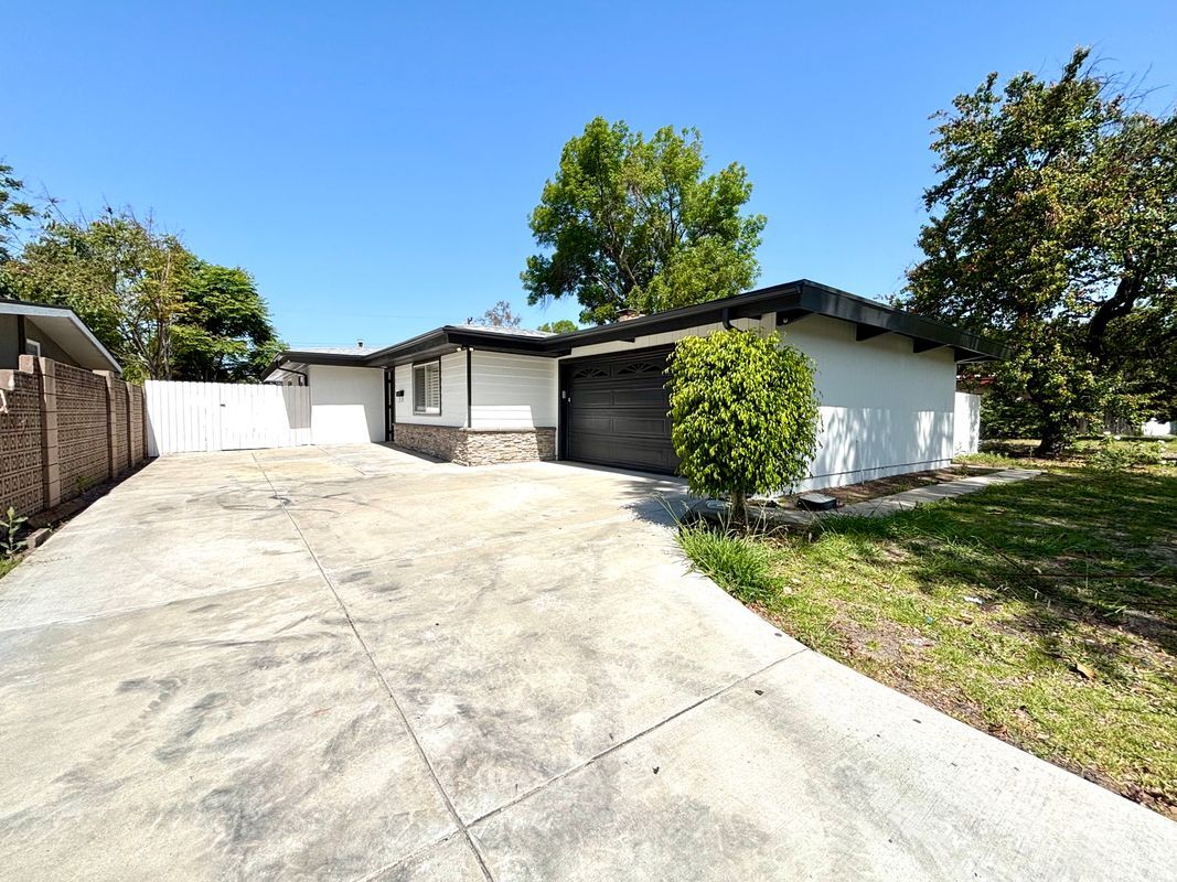 Building Photo - 2013 Victoria