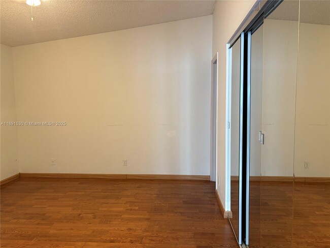 Building Photo - 5442 Lakewood Cir S