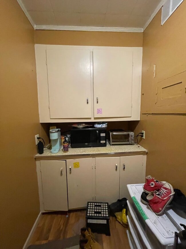 Building Photo - AVAILABLE JUNE - Spacious 6 Bed 1.5 Bath Home near Campus