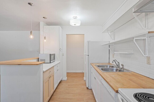 Building Photo - $500 off! Updated, upstairs 2-bdrm/1-bath triplex apt—On-site w/d, off-street parking, near downt...