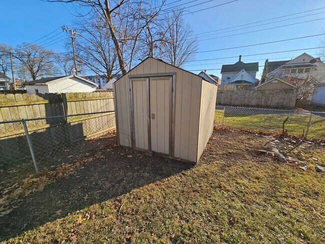 Building Photo - 3 bed, 1 bath, Mishawaka. Fenced Yard. Gar...