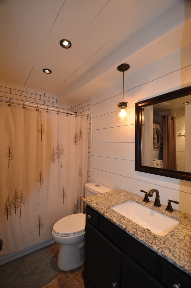 Building Photo - Updated Unit! Great Views! Year lease!