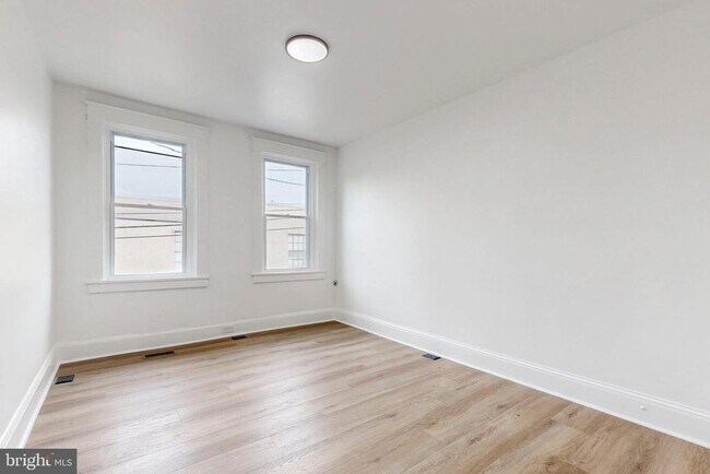 Building Photo - 2320 W Lexington St