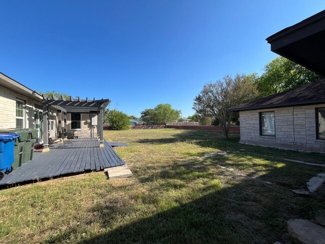 Building Photo - HOUSE AND BACK APARTMENT ON LARGE LOT!!