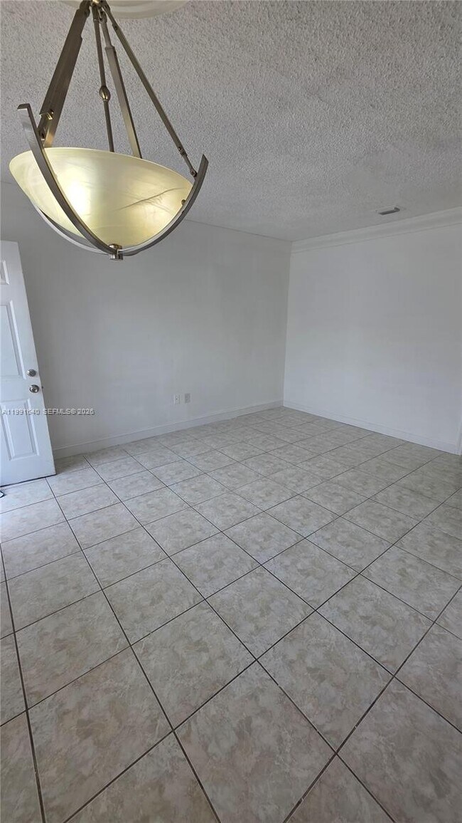 Building Photo - 2114 Biarritz Dr