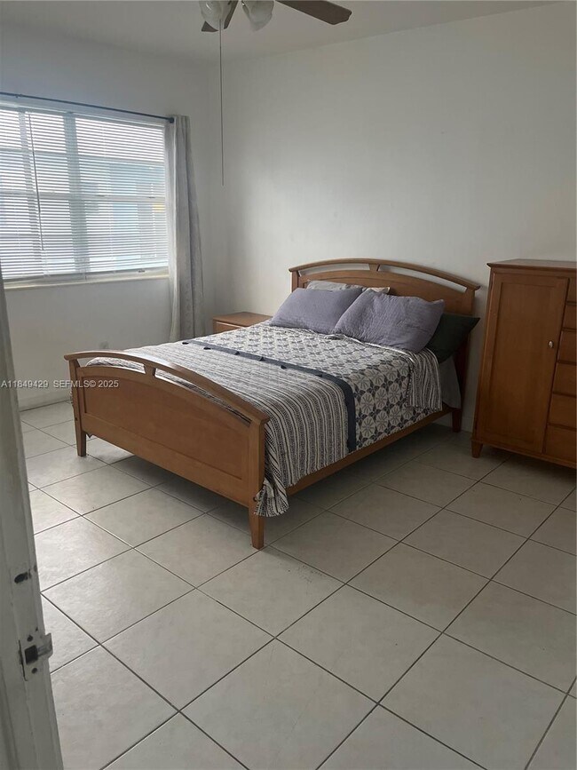 Building Photo - 250 S Shore Dr