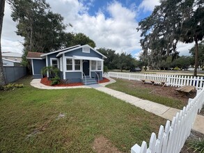 Building Photo - 3 Bed / 2 Bath Single-Family Home Near Dow...