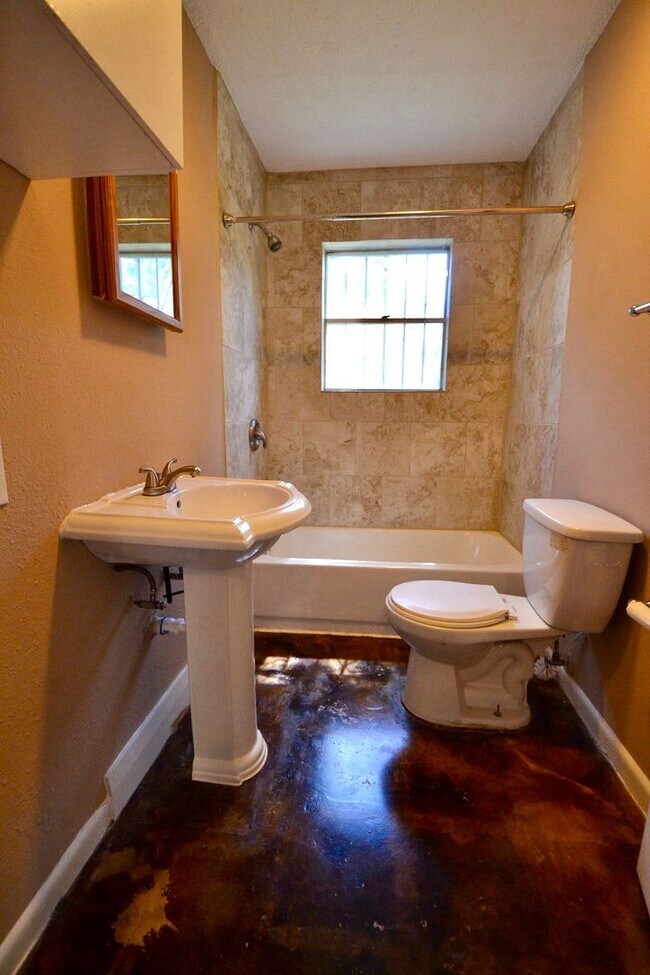 Building Photo - 2/1 House in Hip East Austin!