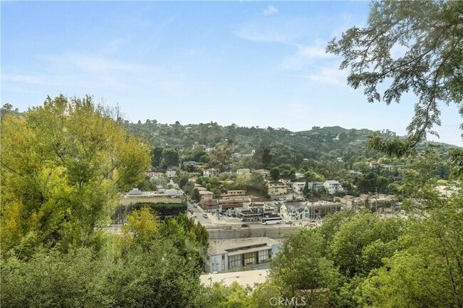 Building Photo - 3339 N Knoll Dr