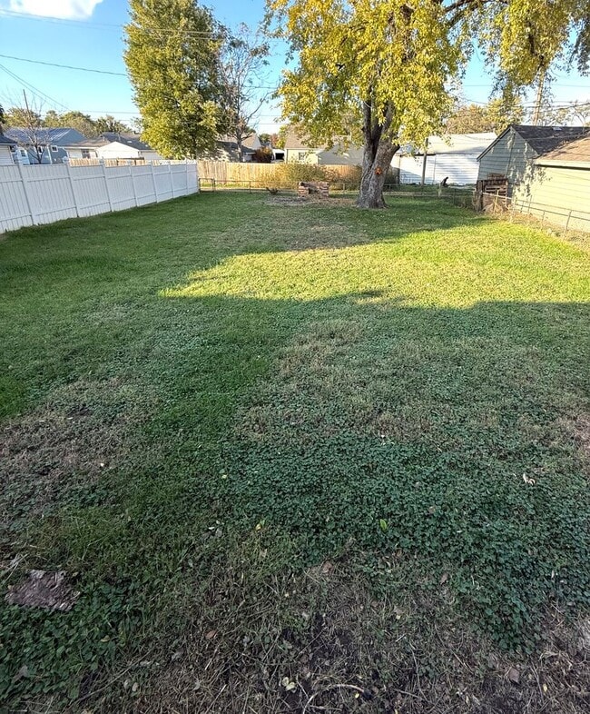 Building Photo - Cozy 3BD, All Main-Floor Living with Large...