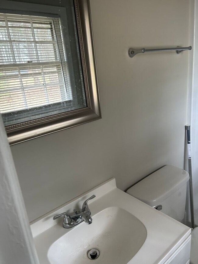 Building Photo - 412 Kingston Ave