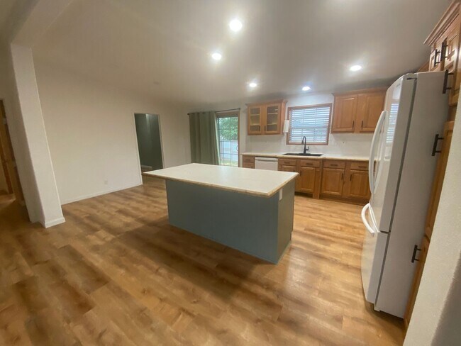Building Photo - 1027 Falls Creek Dr