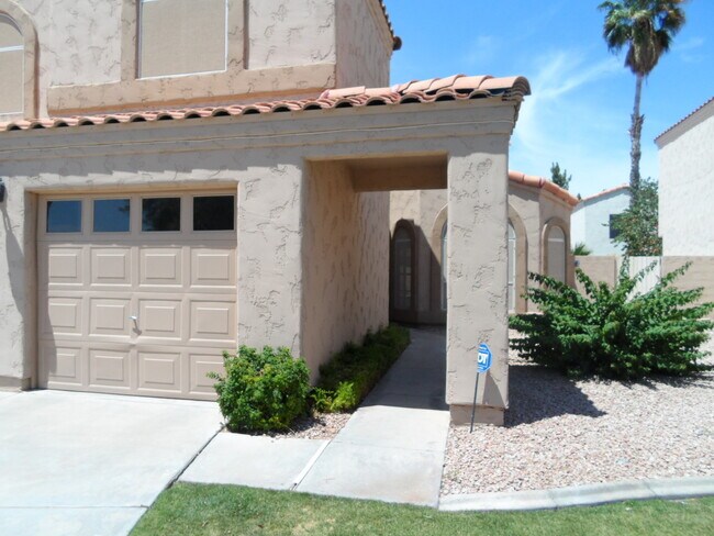 Building Photo - 4 Bed 2.5 Bath- 42nd St & Shea- Pool- Move in special