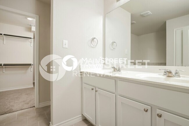 Building Photo - 4 Bedroom Pet-Friendly Home in SAINT HEDWIG, TX with Main Street Renewal