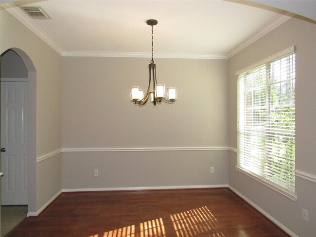 Building Photo - 3519 Englewood Dr