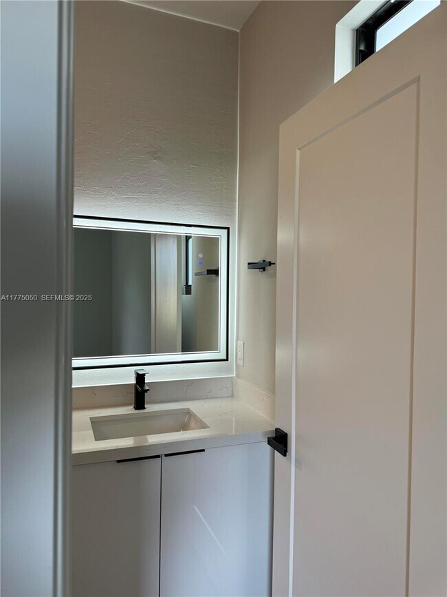 Building Photo - 314 Naples Ave S