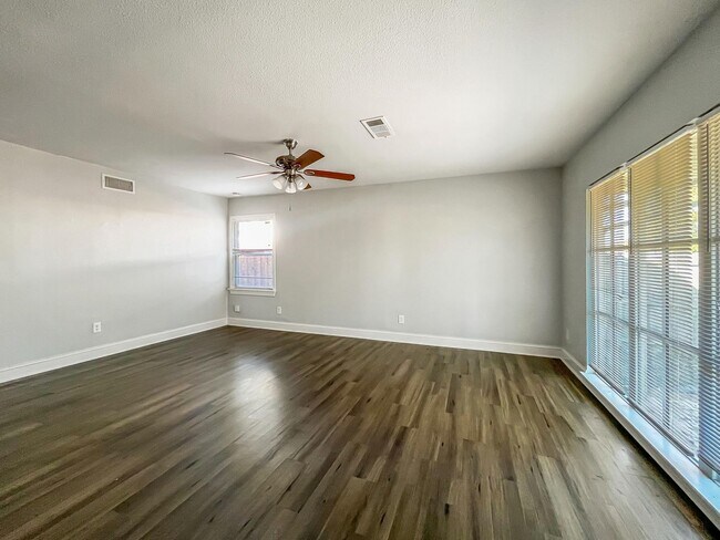 Building Photo - Charming 4BR/2BA Home in Dallas