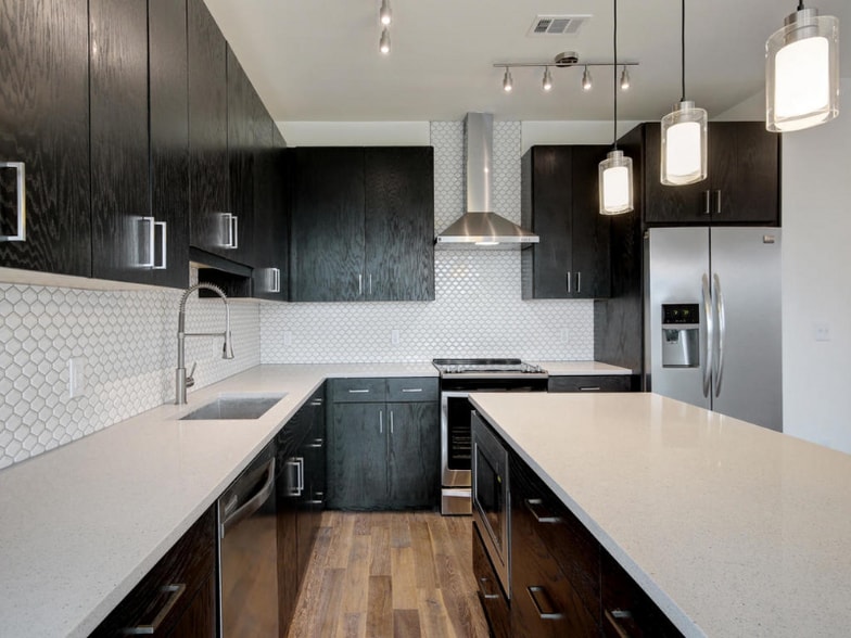 Building Photo - 1615 E 7th St