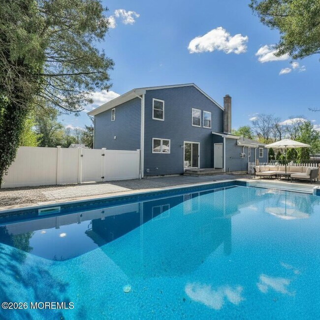 Building Photo - 1143 Roe Ave