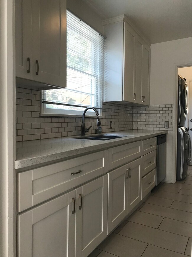 Building Photo - 2709-2711 Broadway Ave