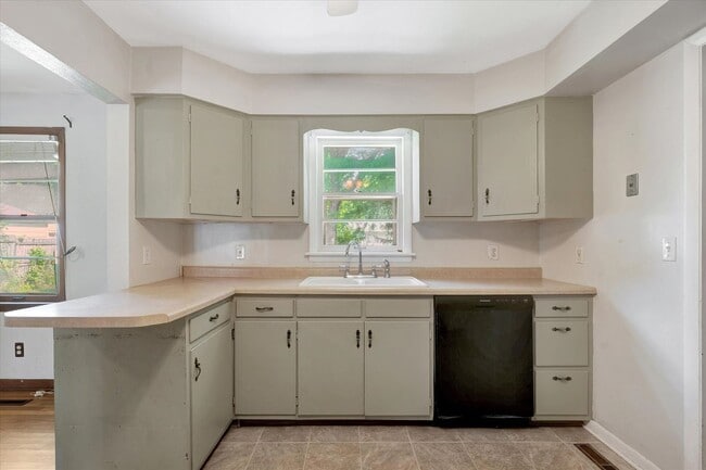 Building Photo - 2 BED / 1 BATH HOUSE IN CENTRAL CHAMPAIGN ...