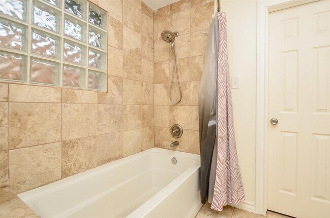 Building Photo - 4315 Fernwood Dr