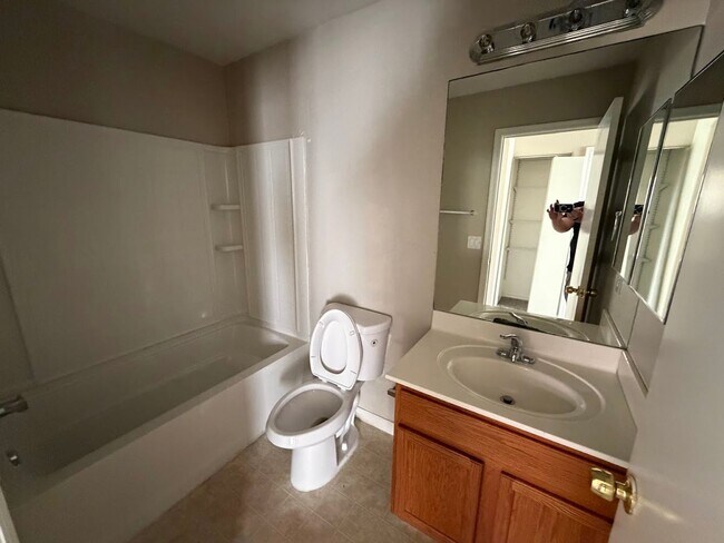 Building Photo - Beautiful Home for Rent in Avondale!