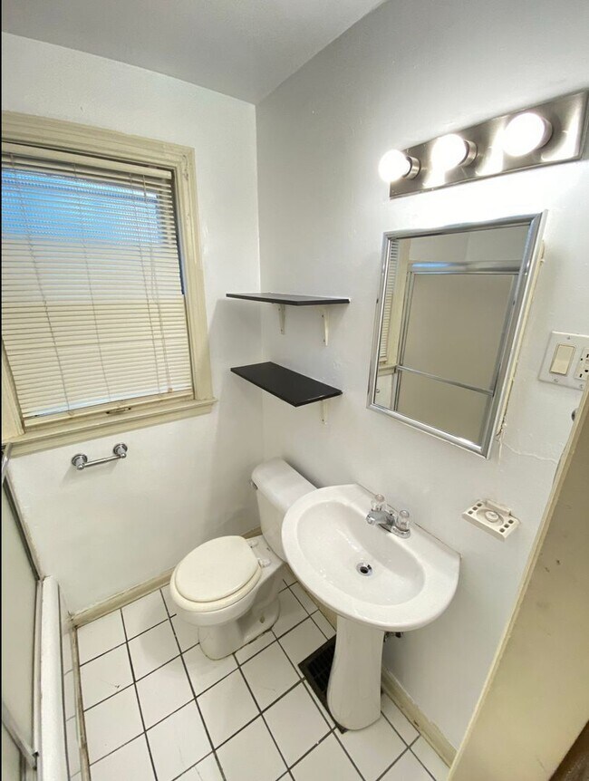 Building Photo - 2 bedroom 1 bath townhouse