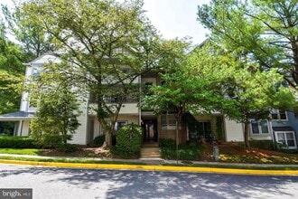 Building Photo - Sunny and spacious top floor unit featuring an open floor plan perfect for entertaining!