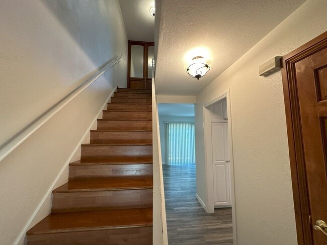 Building Photo - Beautiful 2 Story 2 Bed 1.5 bath Townhouse