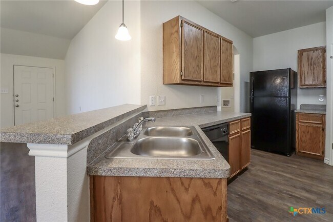 Building Photo - 909 Lasso Dr