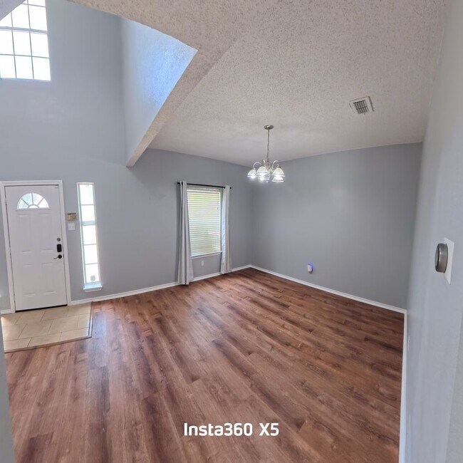 Building Photo - 1209 Montclair Dr