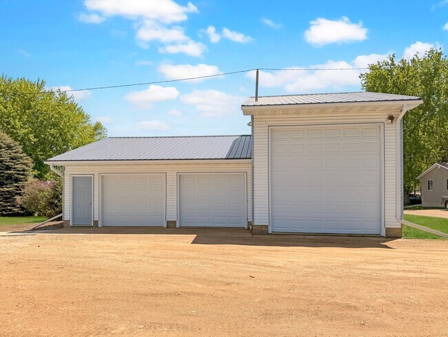 Building Photo - 641 Summit Ave