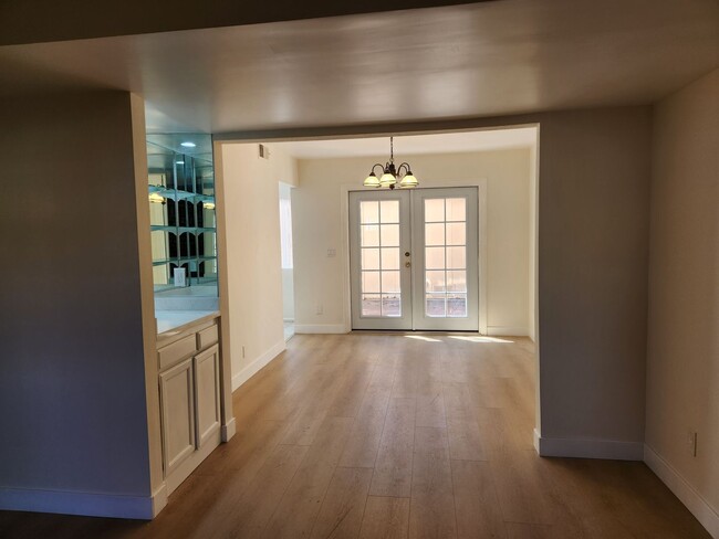 Building Photo - 3bed/2.5bath + Garage Townhome in Tarzana-...